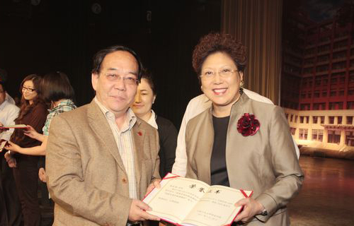 李湘院长为优秀任课教师颁奖