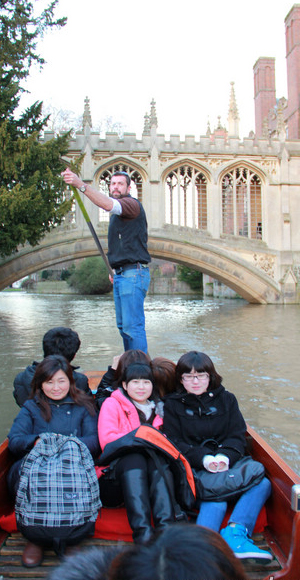 游学团乘船游览剑桥