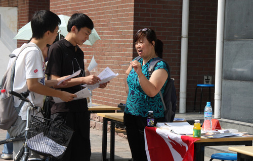 加拿大西三一大学代表现场解答学生疑问