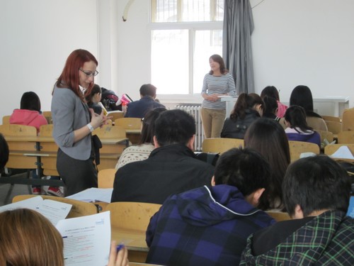 Sarah老师为同学们介绍考文垂大学国际办公室情况